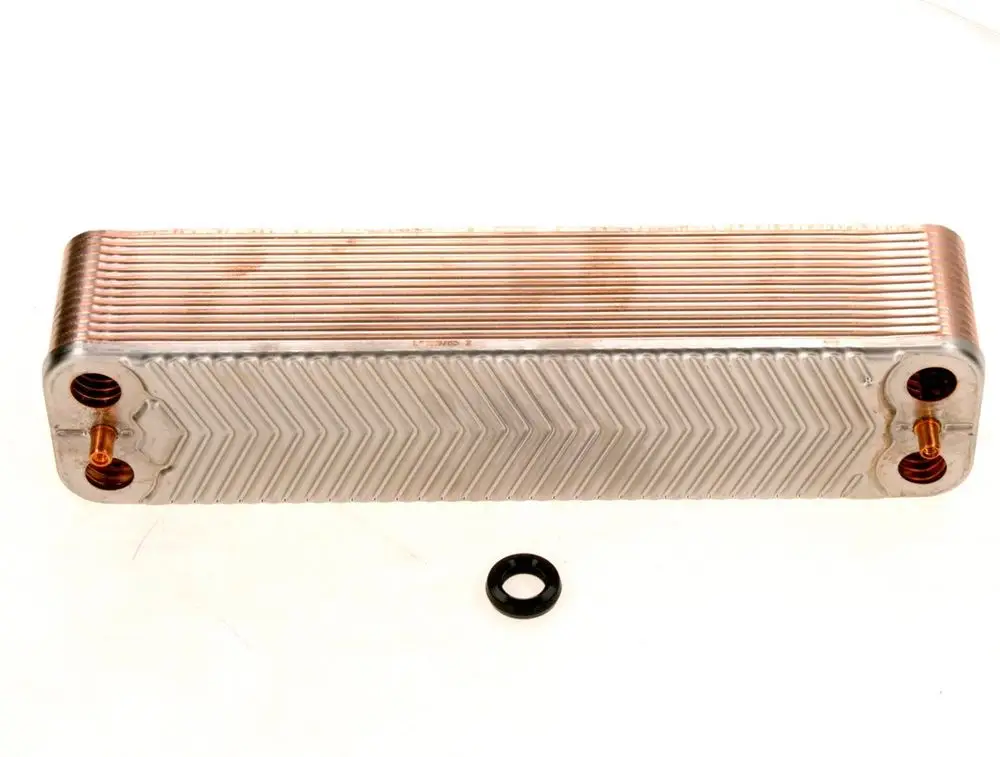 Plattenwärmetauscher von Bosch, rechteckig mit gerippter Oberfläche, zwei Kupferanschlüssen an den Seiten, O-Ring separat.